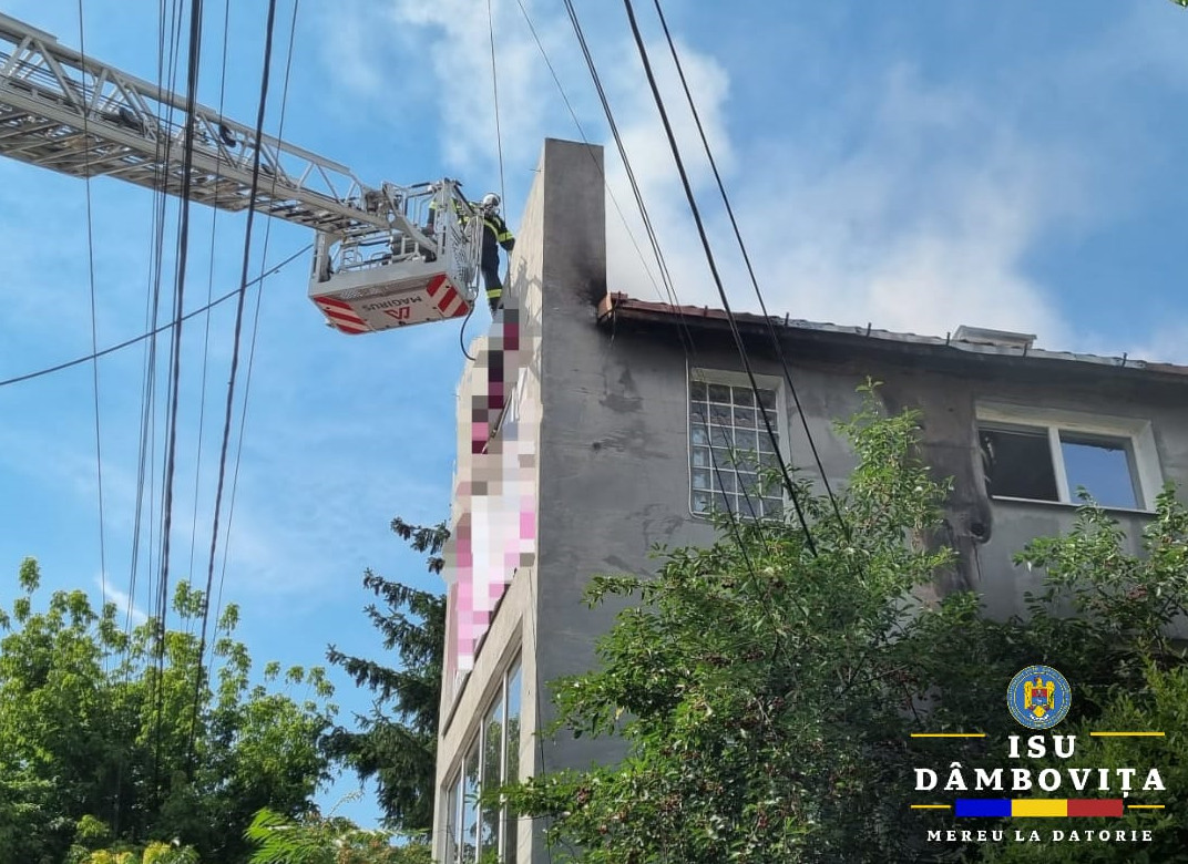 Pompierii dâmbovițeni au fost solicitați ieri, în jurul orei 16:32 , să intervină în cazul unui incendiu produs la acoperișul unei clădiri situate în municipiul