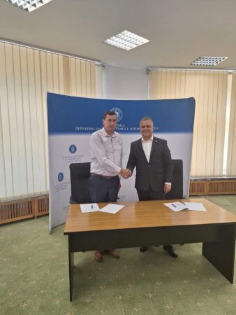 Comuna Malu cu Flori a primit finanțare prin Programul „Anghel Saligny” pentru modernizarea, extinderea și dotarea sistemului de alimentare cu apă și canalizare Primarul comunei Malu cu Flori, Ion Constantin a semnat un contract de finanțare crucial pentru comuna Malu cu Flori, prin intermediul