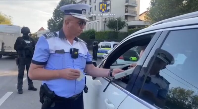 Atenție, nu călcați pedala de accelerație, tot județul este împânzit de radare și sute de polițiști Poliția Rutieră din județul Dâmbovița a demarat o amplă acțiune de informare și prevenire a nerespectării legislației rutiere, cu accent pe utilizarea radarelor și a aparatelor drugtest și etilotest.
