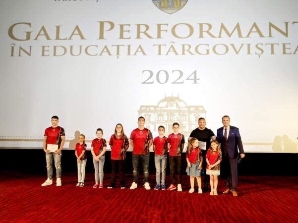 Clubul Sportiv „Rizea Wushu” din Târgoviște a fost premiat pentru rezultatele extraordinare Plutonierul-adjutant șef Constantin Rizea, în vârstă de 50 de ani, a fost onorat cu o diplomă de excelență pentru contribuția sa remarcabilă