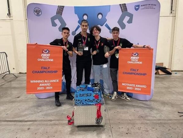 Succes răsunător în competițiile FT 2024 pentru Echipa de robotică „Under Construction (19063)” de la Colegiul Național Constantin Carabella Echipa de robotică "Under Construction (19063)" de la Colegiul Național Constantin Carabella din Târgoviște a obținut un succes remarcabil în 2024