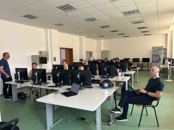 Studenţii Universităţii „Valahia” din Târgovişte au descoperit viitorul inteligenței artificiale Studenţii Universităţii "Valahia" din Târgovişte au descoperit viitorul inteligenței artificiale la Valahia Summer School on AI, alături de experți