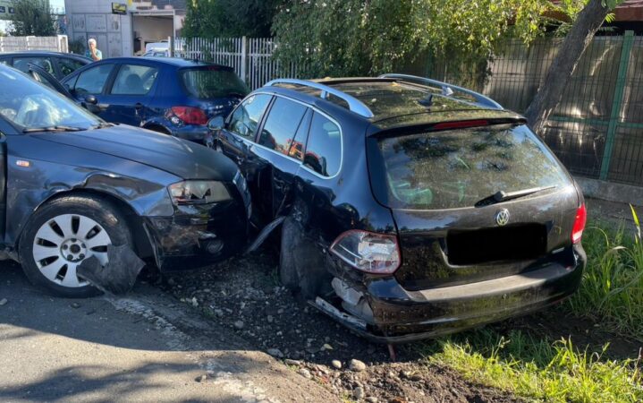 Ieri, în localitatea Ulmi, pe DN 71, a avut loc un accident rutier care a implicat mai multe autoturisme și a lăsat două persoane rănite.