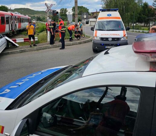 La un pas de tragedie: Un tren a acroșat un autoturism în care se aflau două persoane La un pas de tragedie, un tren a acroșat un autoturism în care se aflau două persoane, la trecerea de nivel cu calea ferată, la ieșire din orașul Pucioasa.
