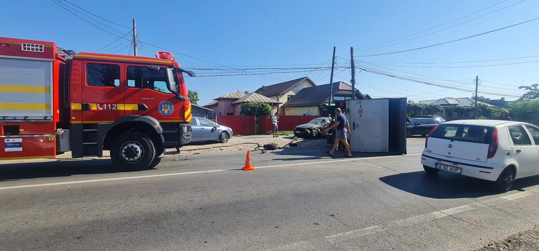 Pompierii dâmbovițeni au fost solicitați să intervină în cazul unui eveniment rutier petrecut în orașul Găești, pe DN7.