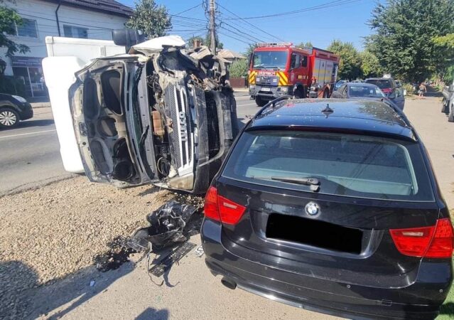 La un pas de tragedie, impact violent între un autoturism și o camionetă Pompierii dâmbovițeni au fost solicitați să intervină în cazul unui eveniment rutier petrecut în orașul Găești, pe DN7.
