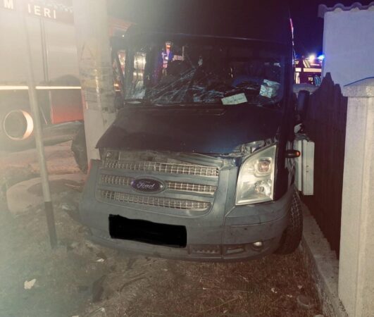 Clipe de groază pe DN 72 Târgoviște-Ploiești, șapte persoane au văzut moartea cu ochii Polițiștii din cadrul Serviciului Rutier au fost sesizați cu privire la producerea unui accident rutier în localitatea Răzvad.