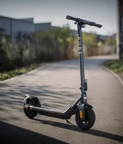 Guvernul României este obligat să respecte o nouă directivă a Uniunii Europene care ar putea face asigurarea RCA pentru trotinetele electrice obligatorie în țară.