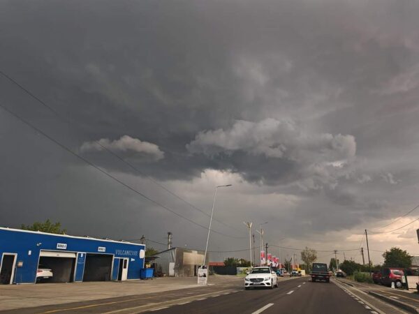 Avertizare de ploi și furtuni în județul Dâmbovița După cel mai extins val de caniculă din istoria țării, Administrația Națională de Meteorologie (ANM) a emis avertizări de ploi și furtuni violente în județul Dâmbovița.