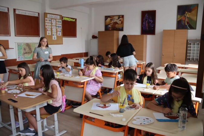 La Liceul de Arte "Bălașa Doamna" din Târgoviște se desfășoară școala de vară "Orășelului micilor artiști".