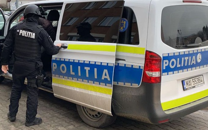 Polițiștii dâmbovițeni au fost sesizați prin SNUAU 112 de către un bărbat de 23 de ani, din Stoenești, cu privire la faptul că a avut un conflict în trafic.