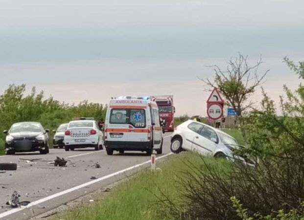 Carambol pe DN 72A Târgoviște-Voinești Ieri, în jurul orei 15:44, pompierii au fost solicitați să intervină în cazul unui eveniment rutier, coliziune între două autoturisme și un autotren în comuna Voinești, sat Voinești.