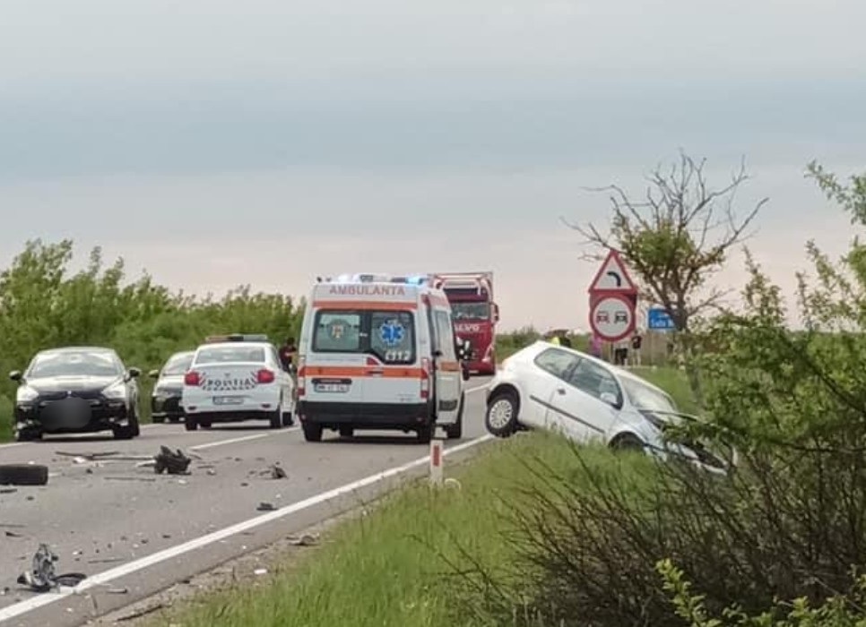 Ieri, în jurul orei 15:44, pompierii au fost solicitați să intervină în cazul unui eveniment rutier, coliziune între două autoturisme și un autotren în comuna Voinești, sat Voinești.