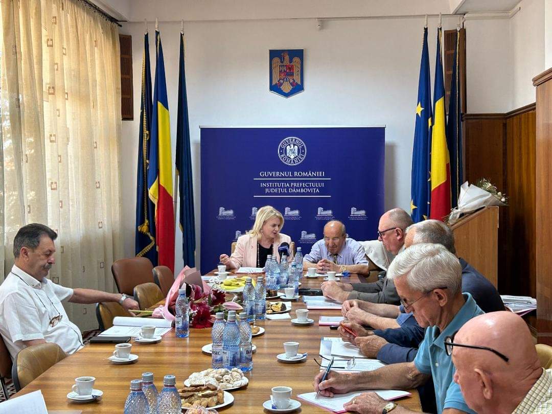 Prefectul județului Dâmbovița, Claudia Gilia, alături de subprefectul Tănase Marian, a participat la o importantă ședință de alegeri a conducerii Consiliului Județean