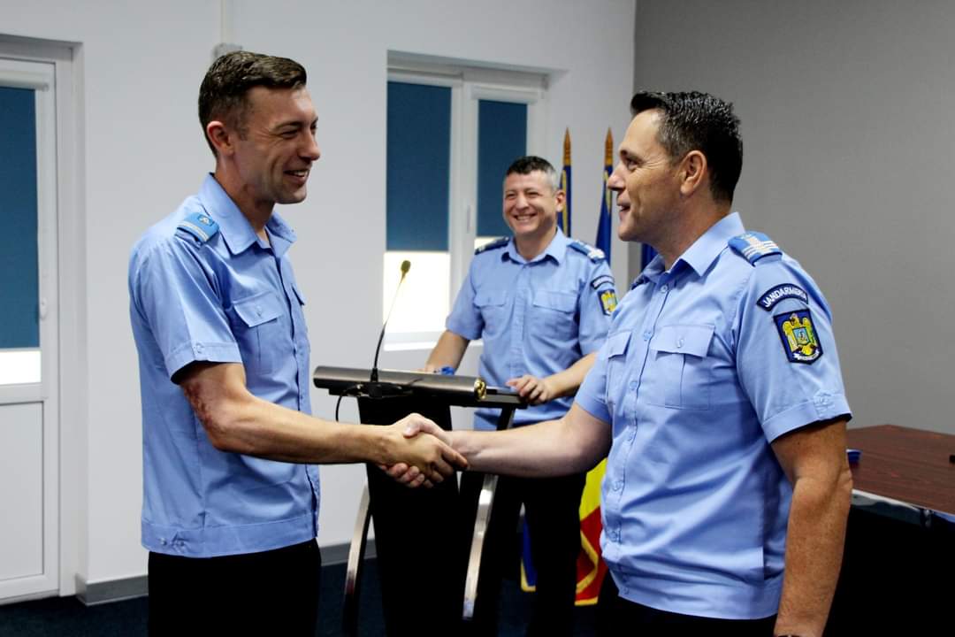 La Jandarmeria Dâmbovița a avut loc o ceremonie deosebită în cadrul căreia 16 jandarmi și-au văzut eforturile și devotamentul recunoscute