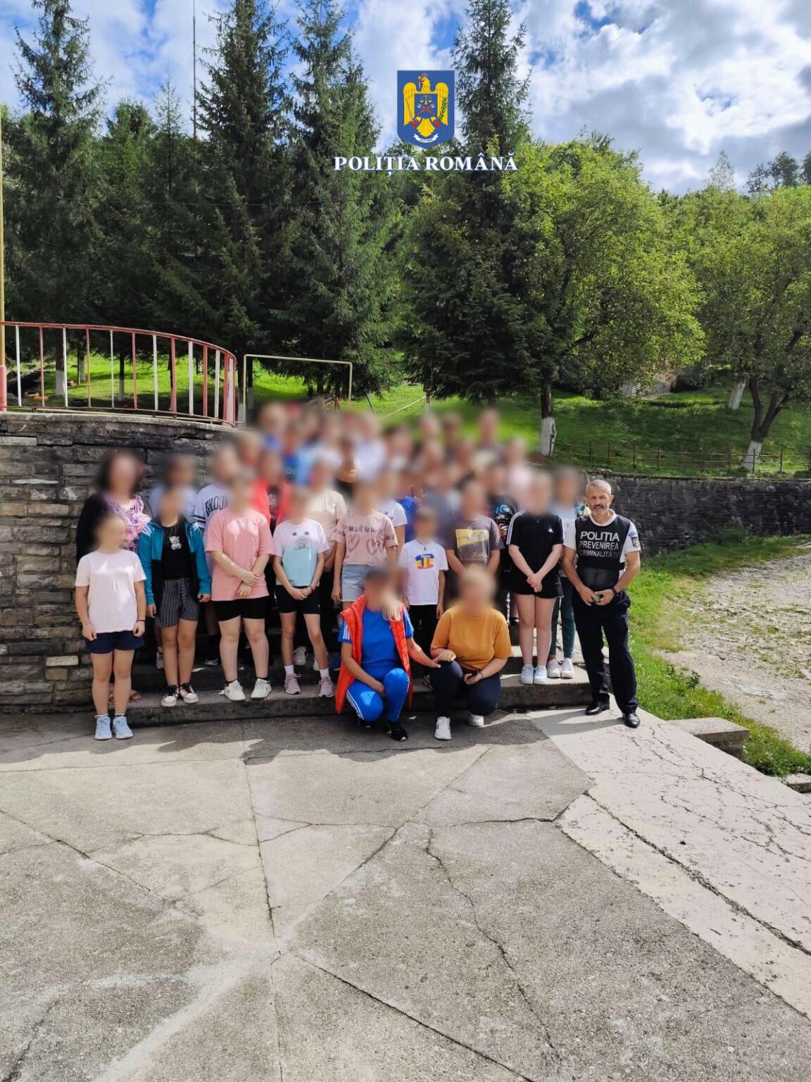 Polițiștii dâmbovițeni sunt alături de copiii aflați în taberele de vară Încă de la începutul vacanței de vară polițiștii Biroului Siguranță Școlară s-au mobilizat și au fost prezenți în rândul tinerilor aflați