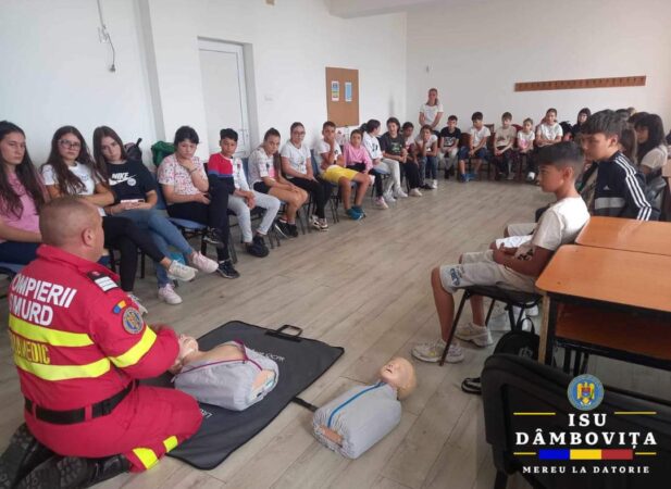ISU Dâmbovița continuă pregătirea elevilor în acordarea primului ajutor Ierj, 28 august, la Școala Gimnazială Comișani, a avut loc o sesiune importantă de pregătire în acordarea primului ajutor. La această activitate au participat 30 de elevi și 4 cadre didactice.