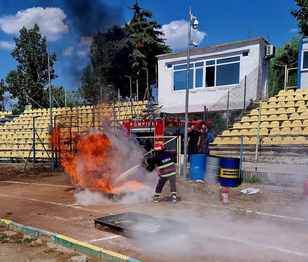 Pompierii voluntari ai Serviciului Voluntar pentru Situații de Urgență Aninoasa, reprezentanți ai județului nostru, alături de un cadru militar