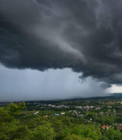 Avertizare meteo: Ploi torențiale și furtuni sunt așteptate în județul Dâmbovița Meteorologii avertizează că în cursul zilei de astăzi, vremea în România va fi extrem de variabilă și aduce riscuri de ploi torențiale, furtuni și grindină