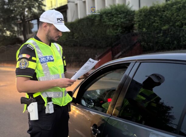 Oprit la timp de polițiștii dâmbovițeni, conducerea o mașină fără permis de conducere Oprit la timp de polițiștii dâmbovițeni, conducerea o mașină fără permis de conducere Polițiștii din cadrul Poliției Municipiului Târgoviște au oprit pentru control un autoturism condus de un tânăr de 24 de ani, din Florești, care se deplasa cu viteza de 87 de km/h în localitate, respectiv pe strada Șoseaua Găești. În urma verificărilor efectuate, polițiștii au constatat că acesta nu are dreptul de a conduce autovehicule pe teritoriul României. În cauză, polițiștii au întocmit un dosar penal pentru săvârșirea infracțiunii de Conducerea pe drumurile publice a unui vehicul pentru care legea prevede obligativitatea deţinerii permisului de conducere de către o persoană al cărei permis de conducere este necorespunzător categoriei sau subcategoriei din care face parte vehiculul respectiv ori al cărei permis i-a fost retras sau anulat ori căreia exercitarea dreptului de a conduce i-a fost suspendată sau care nu are dreptul de a conduce autovehicule în România.