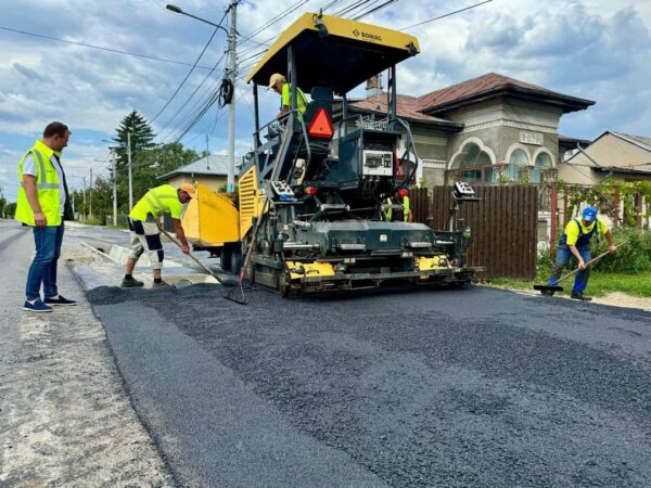 Primarul comunei Răzvad, Emanuel Spătaru, a anunțat că se lucrează în ritm susținut la un proiect amplu de modernizare a tramei stradale în comună.