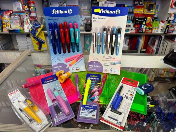 Cu doar două săptămâni rămase până la sunetul clopoțelului, magazinele sunt deja pline cu rafturi amenajate special pentru caiete, ghiozdane și instrumente de scris.