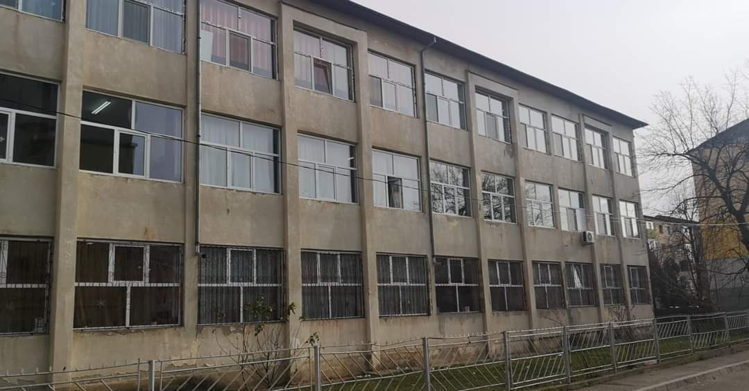 La Școala Gimnazială "Grigore Alexandescu" din Târgoviște, lucrările de reabilitare avansează rapid, începe să se vadă diferența.