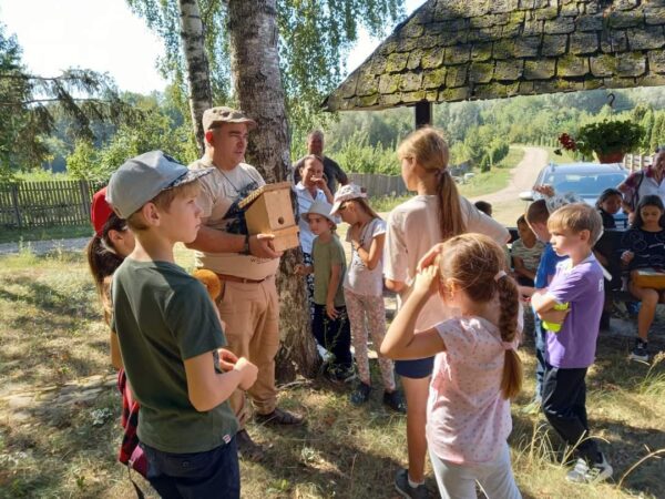 Descoperă secretele pădurii Membrii Clubului de Pădure, elevi de toate vârstele au pornit pe traseul tematic ”Descoperă secretele pădurii”, amenajat de către Ocolul Silvic Mihai Eminescu.