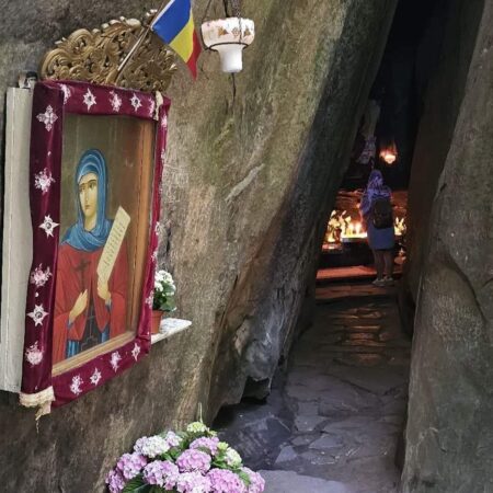 SFÂNTA TEODORA DE LA SIHLA – DARUL LUI DUMNEZEU PENTRU ROMÂNI în fiecare an, pe dată de 7 august, o prăznuim pe SFÂNTA TEODORA de la SIHLA, cuvioasa TEODORA este prima ROMÂNCĂ trecută în rândul sfinţilor.