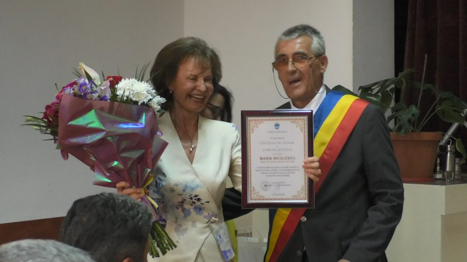 Mare sărbătoare în comuna Șotânga: Evenimente speciale pentru a celebra comunitatea și a recunoaște contribuțiile remarcabile Primarul Stroe Constantin a fost gazda oficialitățile județene care au participat la o zi de mare sărbătoare în comuna Șotânga