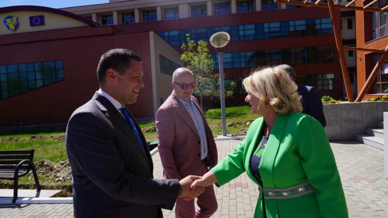 Înființarea primelor programe de studii universitare de licență în sistem dual S-a aprobat ieri, înființarea primelor programe de studii universitare de licență în sistem dual, marcând un moment important pentru dezvoltarea educației în România.