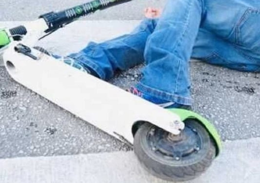 Polițiștii din cadrul Biroului Rutier Dâmbovița a fost sesizați prin SNUAU 112 de către o femeie cu privire la faptul că o persoană ar fi căzut cu o trotinetă electrică.