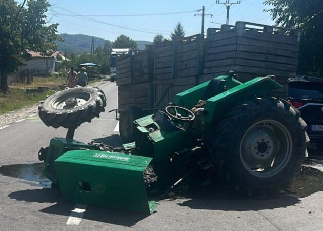 Au văzut moartea cu ochii Au văzut moartea cu ochii Ieri, 19 august a.c., polițiștii din cadrul Serviciului Rutier au fost sesizați cu privire la producerea unui accident rutier pe DN 72A. Din primele verificări efectuate, polițiștii au stabilit că un bărbat, de 61 de ani, din comuna Voinești, în timp ce ar fi condus un tractor, pe DN 72A, în localitatea Voinești, deși nu poseda permis de conducere pentru nicio categorie de vehicule, ar fi intrat în coliziune cu un autoturism condus de un bărbat, de 37 de ani, din Târgoviște. În urma evenimentului, șoferul de 37 de ani a fost rănit, fiind transportat la spital în vederea acordării de îngrijiri medicale. Polițiștii efectuează cercetări pentru stabilirea cu exactitate a tuturor împrejurărilor producerii accidentului rutier.