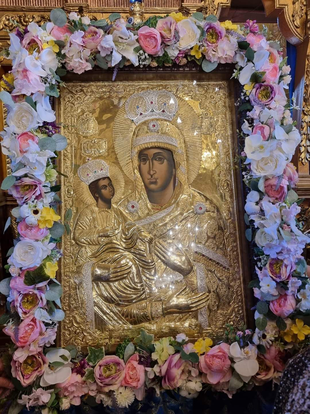 În data de 15 august, creștinii ortodocși și catolici sărbătoresc Adormirea Maicii Domnului, o sărbătoare care comemorează trecerea Fecioarei Maria