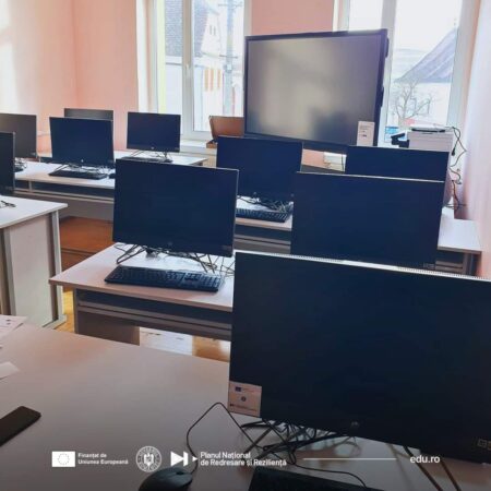 Bani prin PNRR pentru modernizarea învățământului profesional și tehnic cu laboratoare de informatică și ateliere de practică A fost lansat un apel de proiecte pentru modernizarea învățământului profesional și tehnic în România, prin dotarea unităților