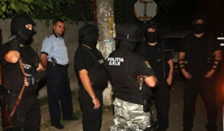 Bătaie ca în vestul sălbatic la Titu Polițiștii din cadrul Poliției Orașului Titu au fost sesizați prin SNUAU 112 de către o femeie din Titu, cu privire la producerea unui conflict între mai multe persoane.