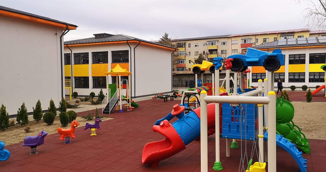 Se desfășoară o etapă suplimentară pentru înscrierea copiilor la creșe și grădinițe În perioada 19-29 august va avea loc etapa de ajustări pentru înscrierea copiilor la creșe și grădinițe, oferind o șansă suplimentară celor care nu au primit un loc în primele două etape sau nu au fost înscriși. De asemenea, această etapă este deschisă și copiilor care ar fi trebuit să intre la clasa pregătitoare, dar nu au primit aviz de la Centrul Județean de Resurse și Asistență Educațională. Conform calendarului publicat în luna mai de către Ministerul Educației, această etapă are ca scop înscrierea copiilor care nu au fost admiși în primele două etape din diverse motive sau care nu au participat la aceste etape. Procedura de înscriere se va desfășura pe baza dosarelor depuse de părinți la inspectoratul școlar și va fi gestionată de către ISJ/ISMB. Această etapă oferă oportunitatea de a completa locurile rămase libere în urma derulării celei de-a doua etape a înscrierilor, cu prioritate acordată copiilor de 4 și 5 ani care nu au fost repartizați anterior. De asemenea, vor putea participa și copiii care solicitau înscrierea în clasa pregătitoare și au primit aviz negativ de la CJRAE/CMBRAE, precum și cei peste 2 ani care doresc înscrierea în învățământul preșcolar. Etapa se va încheia pe 29 august, iar rezultatele vor fi afișate pe 30 august, oferind transparență și acces egal la informații pentru toți părinții implicați. Această inițiativă vine în sprijinul familiilor și copiilor pentru asigurarea accesului la educație preșcolară conform prevederilor legale.