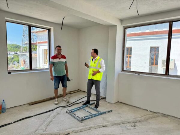 Administrația locală din Răzvad spune că în cel mai scurt timp se va finaliza construcția capelei din Răzvadul de Jos În comuna Răzvad, din județul Dâmbovița, lucrările privind construcția capelei parohiei din Răzvadul de Jos sunt în plină desfășurare