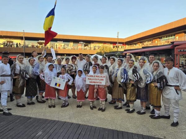 Ansamblul „Florile Malului” a strălucit la Festivalul Troia dans din Turcia Ansamblul "Florile Malului" din Malu cu Flori a impresionat publicul la Festivalul Troia dans din Canakkale, Turcia.