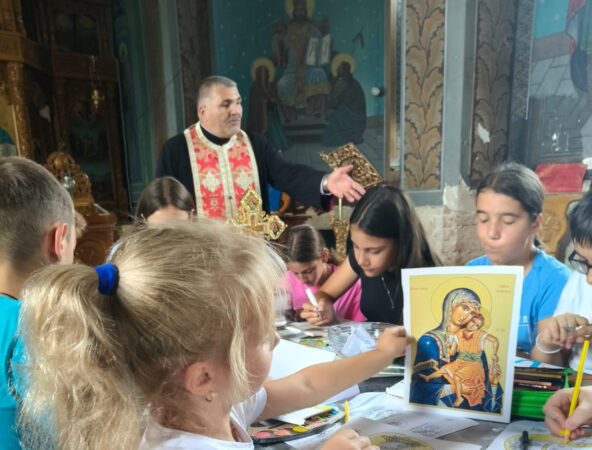 Școala de vară în tinda Bisericii-Maica Domnului, ocrotitoarea copiilor La Parohia Gura Șuții s-a desfășurat cu binecuvântarea Înaltpreasfințitului Părinte Arhiepiscop și Mitropolit Nifon și sub coordonarea preoților Valeriu Dinu
