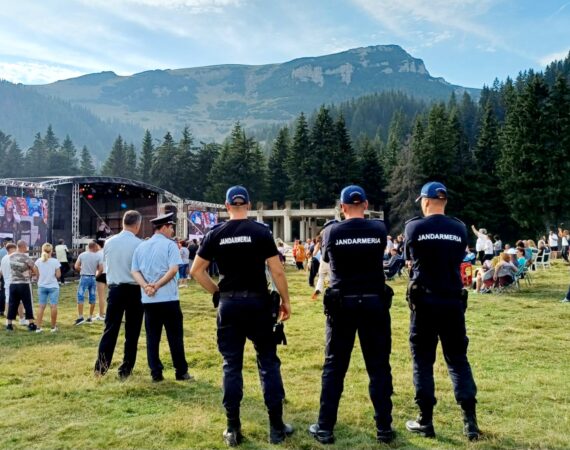 Jandarmii dâmbovițeni au acționat pentru siguranța cetățenilor Jandarmii dâmbovițeni au acționat pentru siguranța cetățenilor în minivacanța de Sfânta Maria. Au fost implicați în misiuni de pază și protecție
