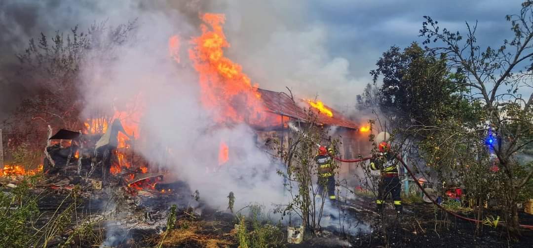 Incendiu produs la o anexă gospodărească situată în sat Dealu Frumos, comuna Pietroșița.