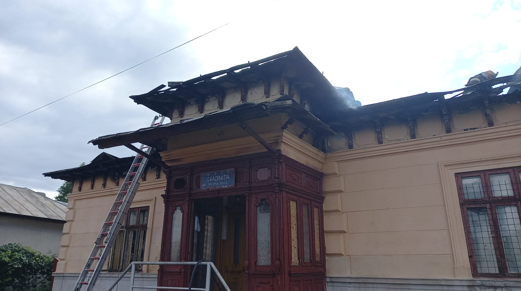 Un incendiu violent a izbucnit la o clădire dezafectată în localitatea Iedera, iar echipajele de intervenție au fost solicitate imediat să intervină.