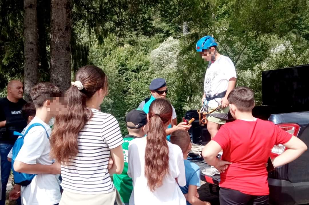 Jandarmii dâmbovițeni au desfășurat o acțiune preventiv-educativă și de informare în rândul copiilor aflați în tabăra Căprioara din comuna Moroeni.