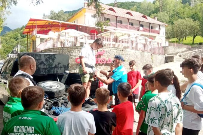 Ordine și disciplină pe traseele montane cu jandarmii dâmbovițeni Jandarmii dâmbovițeni au desfășurat o acțiune preventiv-educativă și de informare în rândul copiilor aflați în tabăra Căprioara din comuna Moroeni.