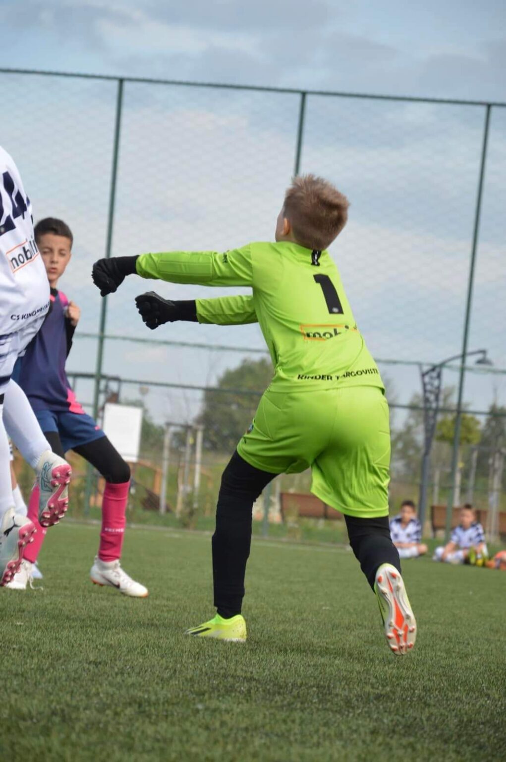 Campionatul Județean U13 se anunță a fi unul plin de pasiune și competitivitate Campionatul Județean U13 se anunță a fi unul plin de pasiune și competitivitate, cu un număr record de 14 echipe participante.