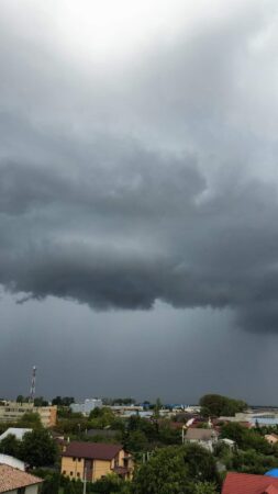 Meteorologii au emis o avertizare de vreme severă pentru mai multe regiuni din țară, avertizând asupra posibilității de averse puternice
