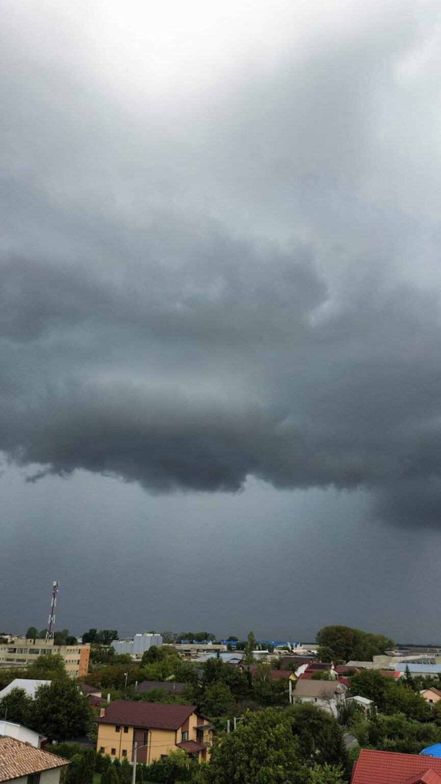 PLOI ABUNDENTE ȘI VIJELII Meteorologii au emis o avertizare de vreme severă pentru mai multe regiuni din țară, avertizând asupra posibilității de averse puternice