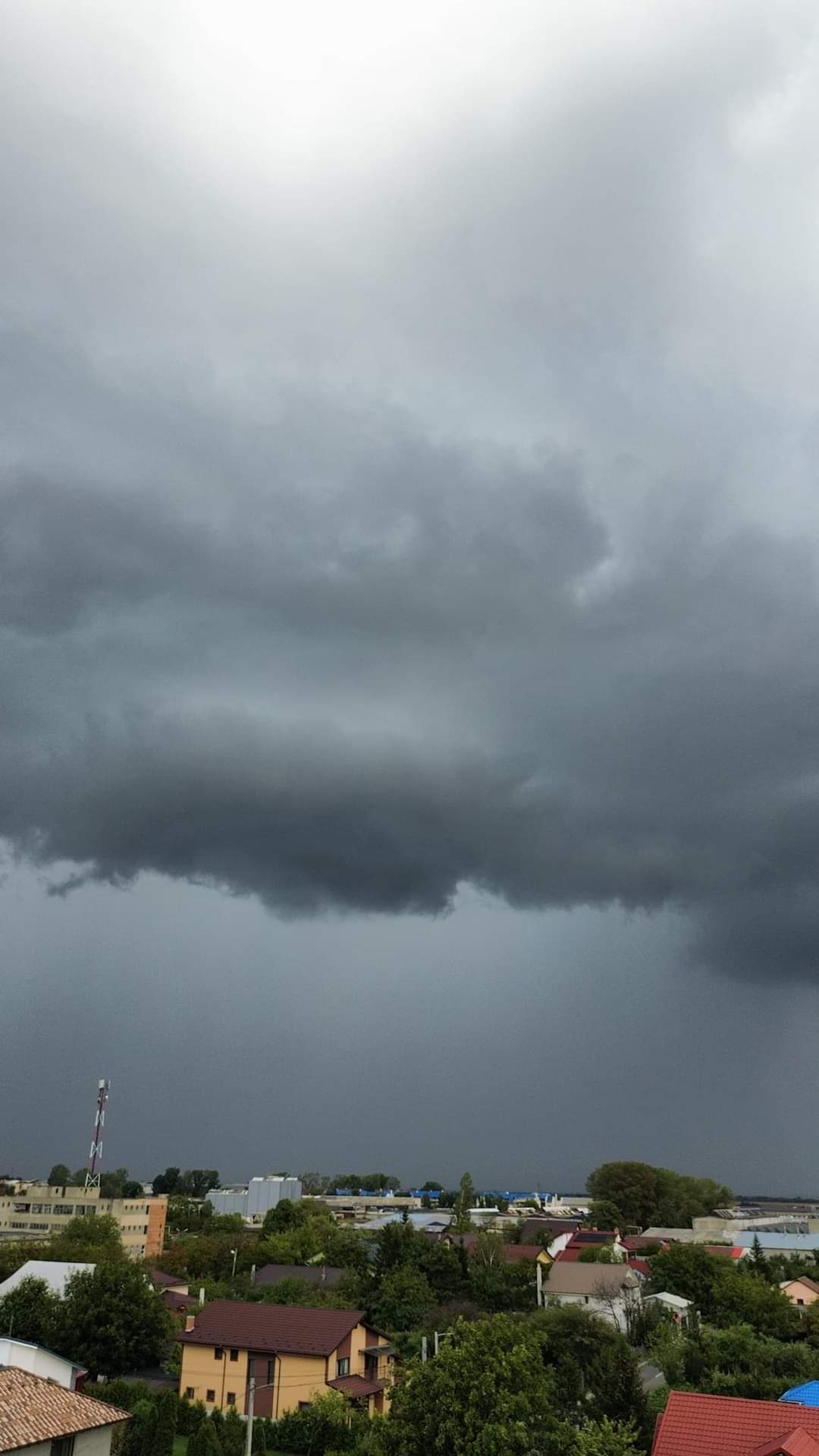 Meteorologii au emis o avertizare de vreme severă pentru mai multe regiuni din țară, avertizând asupra posibilității de averse puternice