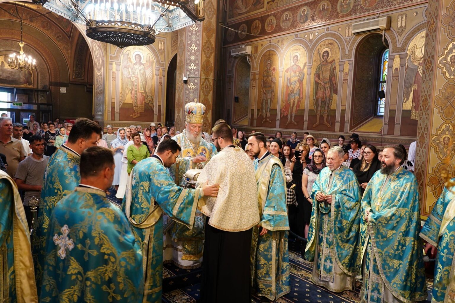 Eveniment religios important la Catedrala din Târgoviște: ÎPS Nifon a hirotonit un nou diacon Numeroși credincioși din istorica Cetate de scaun munteană au participat joi, 15 august 2024, la Catedrala din Târgoviște, cu prilejul sărbătorii Adormirii Maicii Domnului